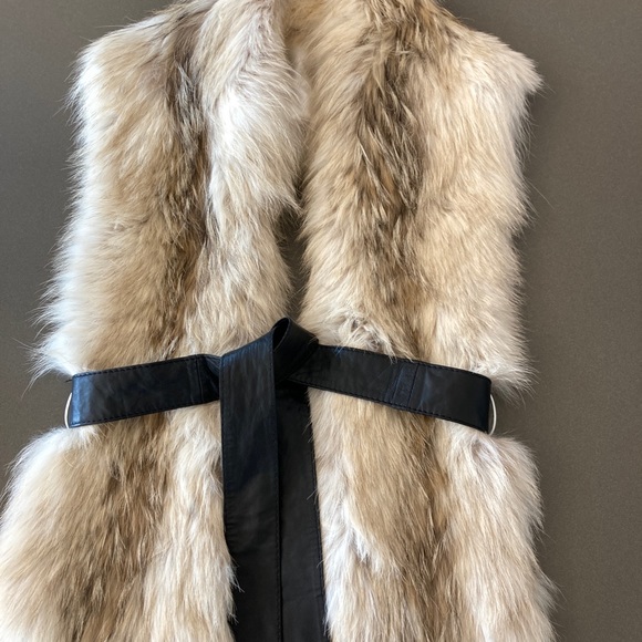 Glamourpuss NYC Genuine Coyote Backless Vest - Picture 5 of 7
